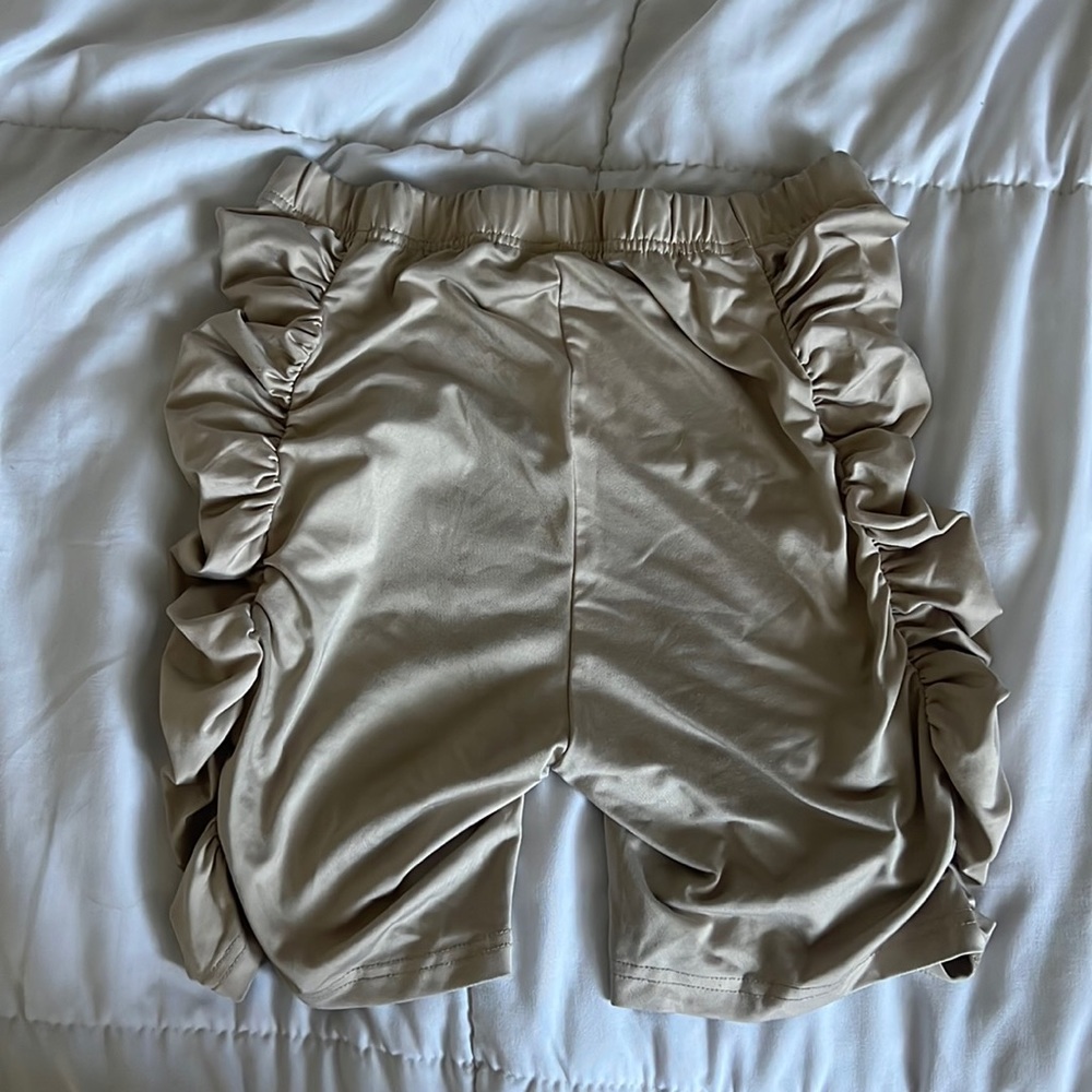 Woman’s shorts with ruffles